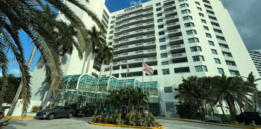 Hotel in Fort Lauderdale, Florida 1 bedroom, 43.66 sq.m. № 1708635