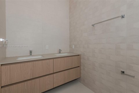 House in North Miami, Florida 6 bedrooms № 1730511 - photo 10
