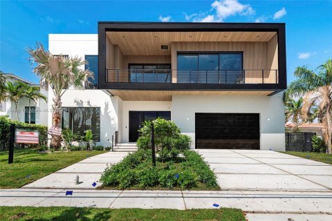 House in North Miami, Florida 6 bedrooms № 1730511 - photo 1