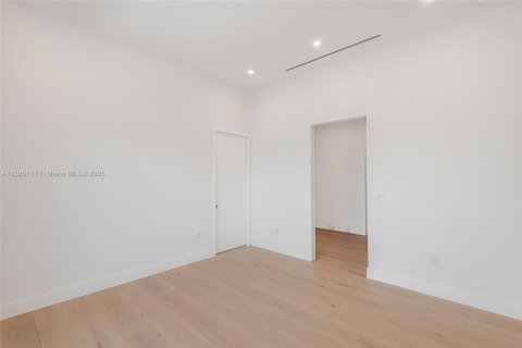 House in North Miami, Florida 6 bedrooms № 1730511 - photo 13
