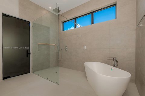 House in North Miami, Florida 6 bedrooms № 1730511 - photo 16