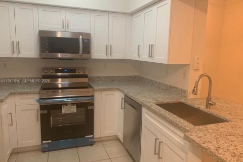 Снять в аренду кондоминиум в Пемброк-Пайнс, Флорида 1 спальня, 64.1м2, № 1998100 - фото 3