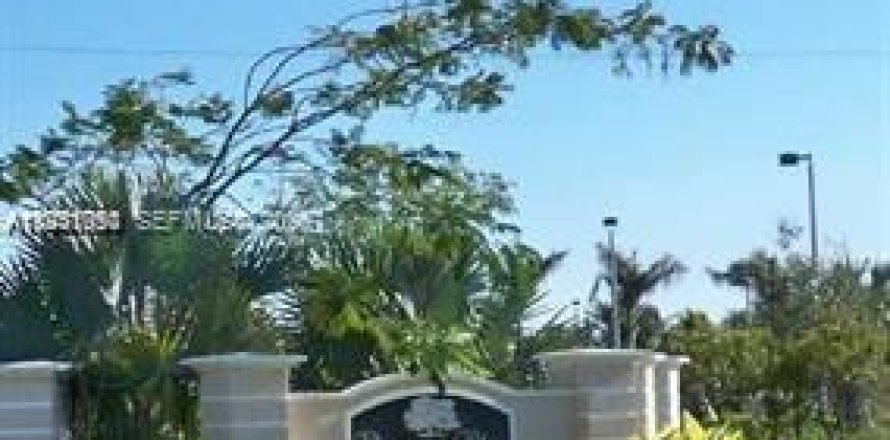 Кондоминиум с 1 спальней в Пемброк-Пайнс, Флорида № 1998100