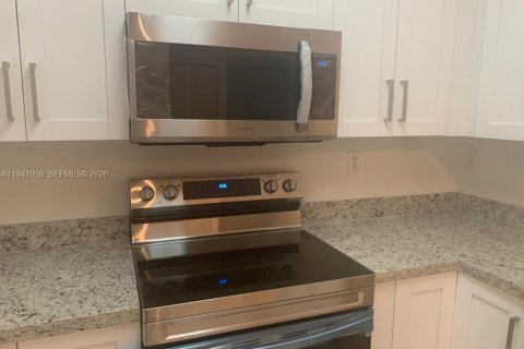 Снять в аренду кондоминиум в Пемброк-Пайнс, Флорида 1 спальня, 64.1м2, № 1998100 - фото 16