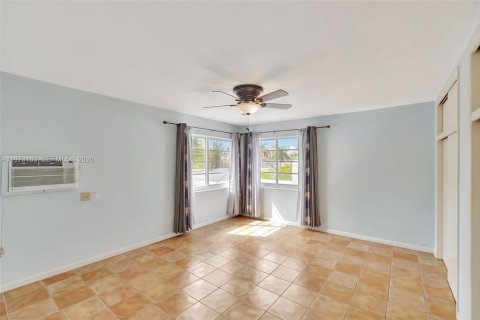 Condominio en venta en Miami Beach, Florida, 1 dormitorio, 65.03 m2 № 2033237 - foto 12