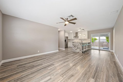 House in Tequesta, Florida 4 bedrooms, 161.93 sq.m. № 2181361 - photo 5