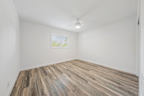 House in Tequesta, Florida 4 bedrooms, 161.93 sq.m. № 2181361 - photo 11