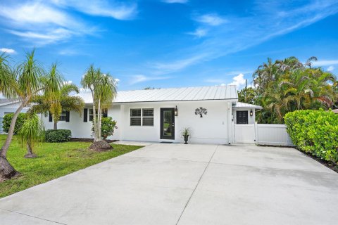 House in Tequesta, Florida 4 bedrooms, 161.93 sq.m. № 2181361