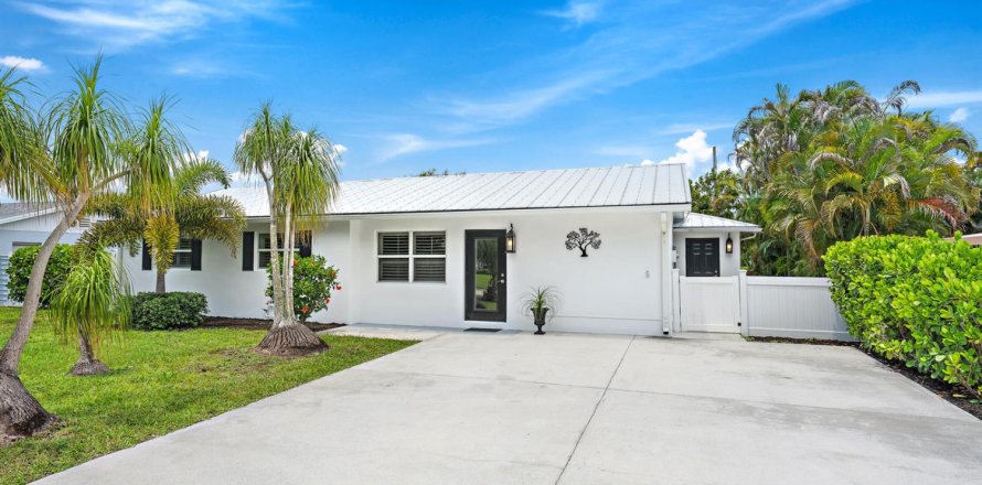 House in Tequesta, Florida 4 bedrooms, 161.93 sq.m. № 2181361