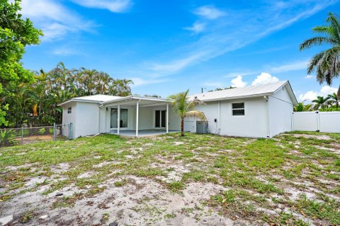 House in Tequesta, Florida 4 bedrooms, 161.93 sq.m. № 2181361 - photo 24