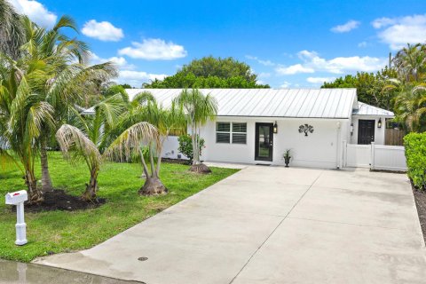 House in Tequesta, Florida 4 bedrooms, 161.93 sq.m. № 2181361 - photo 25