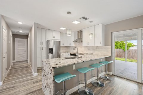 House in Tequesta, Florida 4 bedrooms, 161.93 sq.m. № 2181361 - photo 6