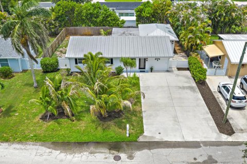 House in Tequesta, Florida 4 bedrooms, 161.93 sq.m. № 2181361 - photo 27