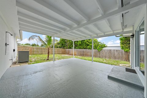 House in Tequesta, Florida 4 bedrooms, 161.93 sq.m. № 2181361 - photo 21