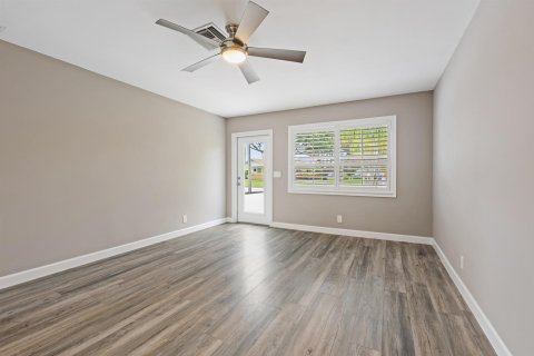 House in Tequesta, Florida 4 bedrooms, 161.93 sq.m. № 2181361 - photo 8