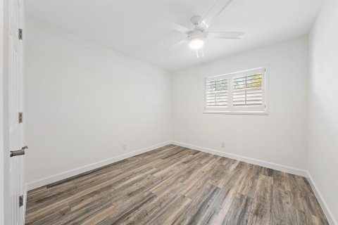 House in Tequesta, Florida 4 bedrooms, 161.93 sq.m. № 2181361 - photo 12