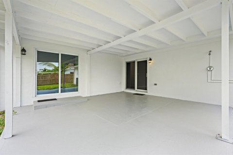 House in Tequesta, Florida 4 bedrooms, 161.93 sq.m. № 2181361 - photo 22