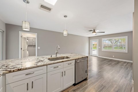 House in Tequesta, Florida 4 bedrooms, 161.93 sq.m. № 2181361 - photo 7