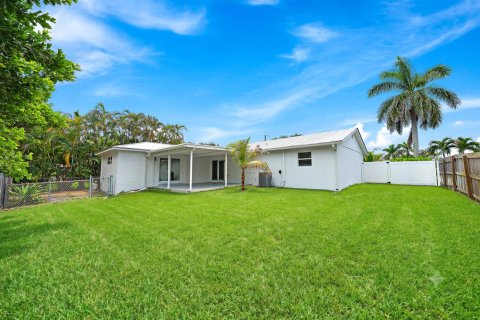 House in Tequesta, Florida 4 bedrooms, 161.93 sq.m. № 2181361 - photo 23