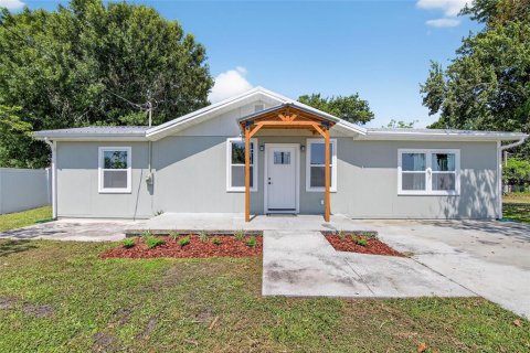 House in Lakeland, Florida 3 bedrooms, 141.58 sq.m. № 1854525 - photo 1