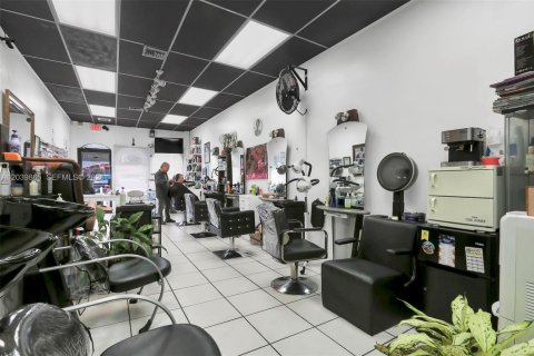 Propiedad comercial en venta en Doral, Florida № 2089569 - foto 2