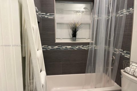 Casa en alquiler en Hallandale Beach, Florida, 4 dormitorios, 173.36 m2 № 2057559 - foto 25