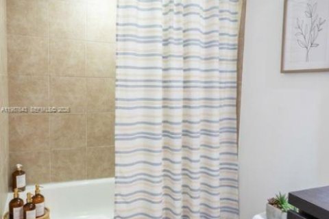 Купить кондоминиум в Майами, Флорида 3 спальни, 123.19м2, № 2050998 - фото 16