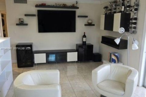 Купить кондоминиум в Майами, Флорида 3 спальни, 123.19м2, № 2050998 - фото 3