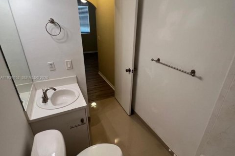 Townhouse in Pembroke Pines, Florida 2 bedrooms, 102.19 sq.m. № 2001915 - photo 28