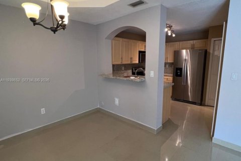 Townhouse in Pembroke Pines, Florida 2 bedrooms, 102.19 sq.m. № 2001915 - photo 5