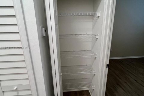 Townhouse in Pembroke Pines, Florida 2 bedrooms, 102.19 sq.m. № 2001915 - photo 24