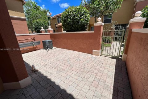 Townhouse in Pembroke Pines, Florida 2 bedrooms, 102.19 sq.m. № 2001915 - photo 2
