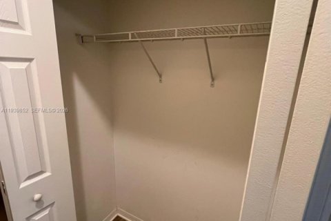 Townhouse in Pembroke Pines, Florida 2 bedrooms, 102.19 sq.m. № 2001915 - photo 20