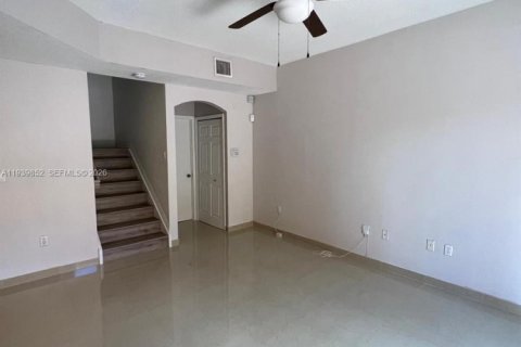Townhouse in Pembroke Pines, Florida 2 bedrooms, 102.19 sq.m. № 2001915 - photo 4