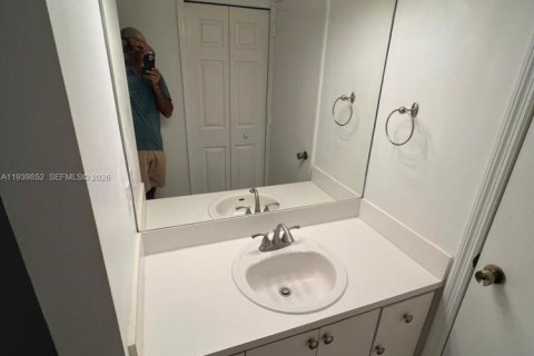 Townhouse in Pembroke Pines, Florida 2 bedrooms, 102.19 sq.m. № 2001915 - photo 30