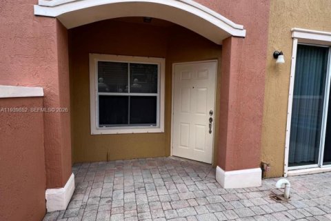 Townhouse in Pembroke Pines, Florida 2 bedrooms, 102.19 sq.m. № 2001915 - photo 3