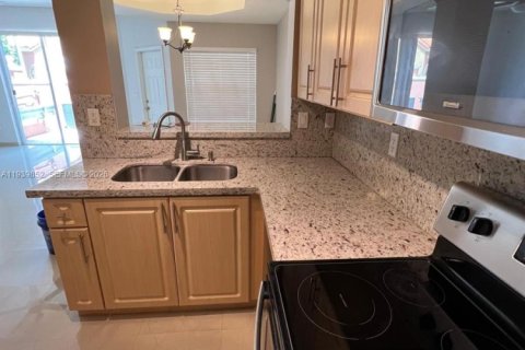 Townhouse in Pembroke Pines, Florida 2 bedrooms, 102.19 sq.m. № 2001915 - photo 10