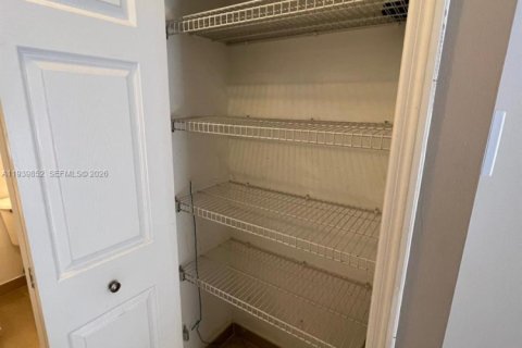 Townhouse in Pembroke Pines, Florida 2 bedrooms, 102.19 sq.m. № 2001915 - photo 25