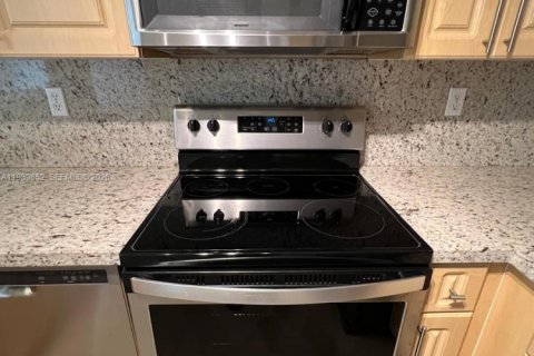 Townhouse in Pembroke Pines, Florida 2 bedrooms, 102.19 sq.m. № 2001915 - photo 8