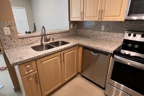 Townhouse in Pembroke Pines, Florida 2 bedrooms, 102.19 sq.m. № 2001915 - photo 7