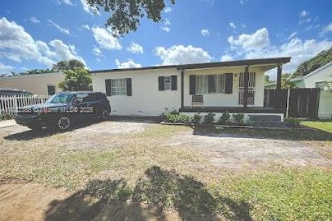 House in North Miami, Florida 3 bedrooms, 124.3 sq.m. № 1809322 - photo 3