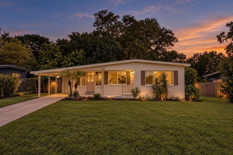 House in Orlando, Florida 3 bedrooms, 122.91 sq.m. № 2354213