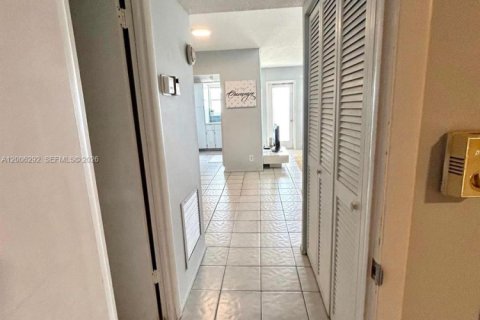 Copropriété à vendre à Pompano Beach, Floride: 1 chambre, 70.61 m2 № 2090162 - photo 9