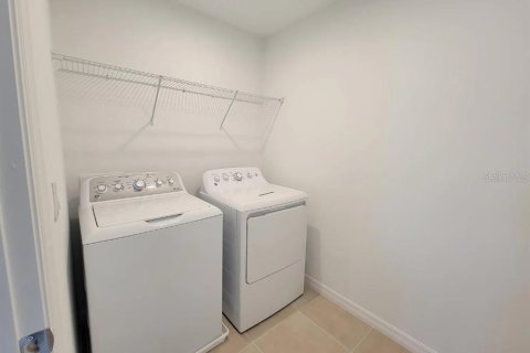 Casa en venta en Kissimmee, Florida, 5 dormitorios, 210.98 m2 № 2136005 - foto 2