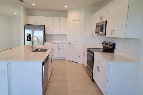 Casa en venta en Kissimmee, Florida, 5 dormitorios, 210.98 m2 № 2136005 - foto 3