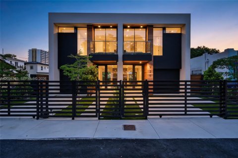 Townhouse in Miami, Florida 3 bedrooms, 187.01 sq.m. № 2392869