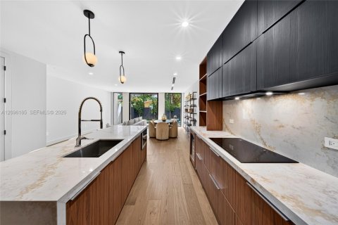 Townhouse in Miami, Florida 3 bedrooms, 187.01 sq.m. № 2392869 - photo 13