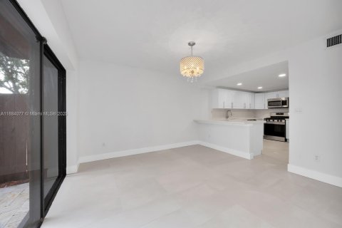 Touwnhouse à vendre à Miami, Floride: 3 chambres, 146.32 m2 № 1930331 - photo 6