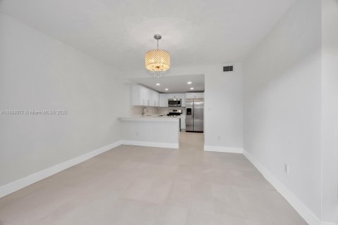 Touwnhouse à vendre à Miami, Floride: 3 chambres, 146.32 m2 № 1930331 - photo 7