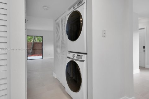 Touwnhouse à vendre à Miami, Floride: 3 chambres, 146.32 m2 № 1930331 - photo 14